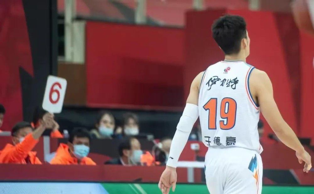 老师脱了裙子坐了上去电影
